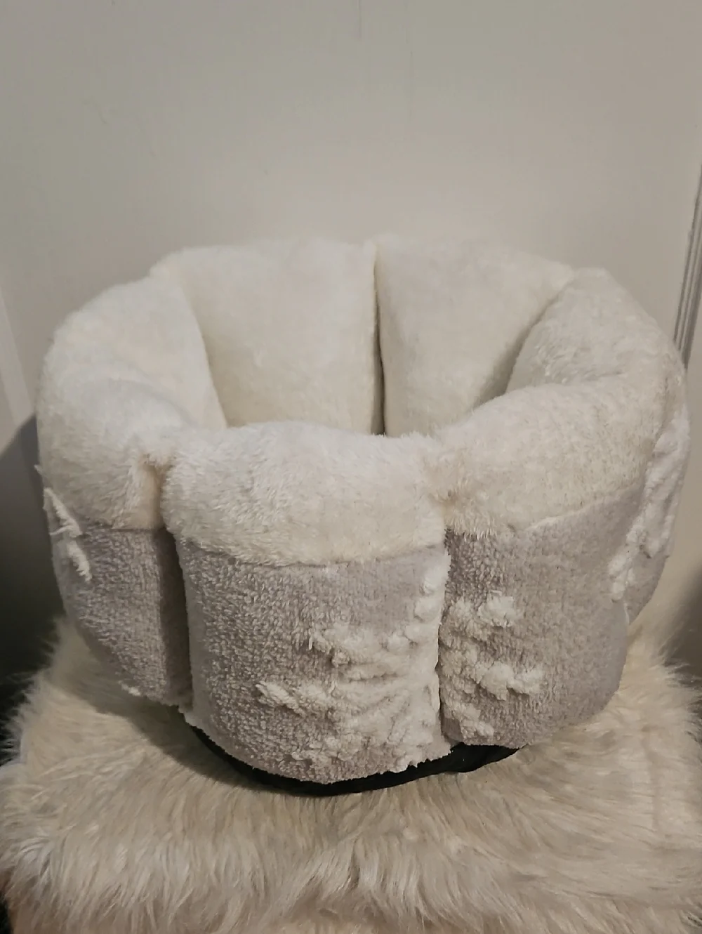 Plush Round Pet Bed in Cream and Light Gray